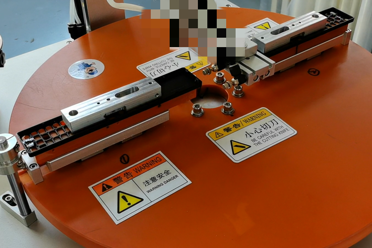 廣東貼膜機(jī)廠家哪家好？雙工位遙控器中框貼膜機(jī)，一臺(tái)機(jī)器頂5