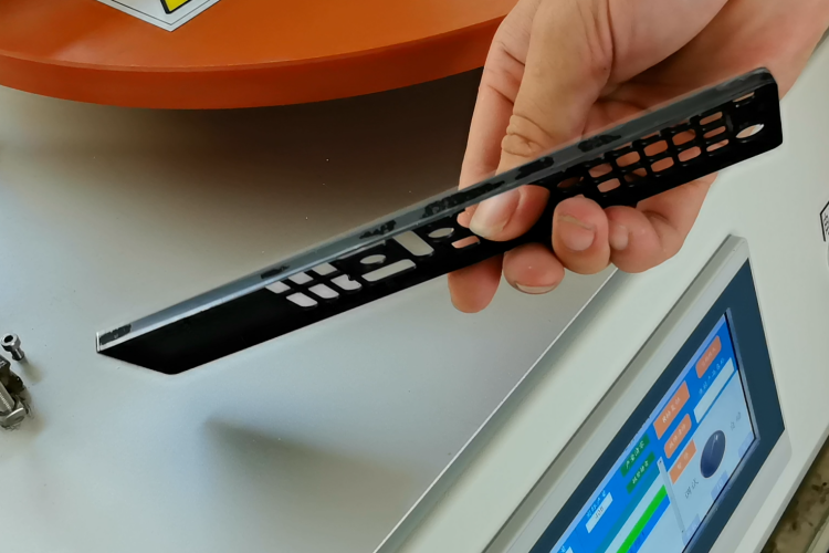 雙工位貼膜機(jī)工作流程圖，展示雙工位同步貼膜的高效運(yùn)作過程