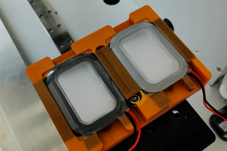 LED燈、燈罩貼膜機(jī)品牌廠家有哪些，雙工位，機(jī)械手自動(dòng)下料