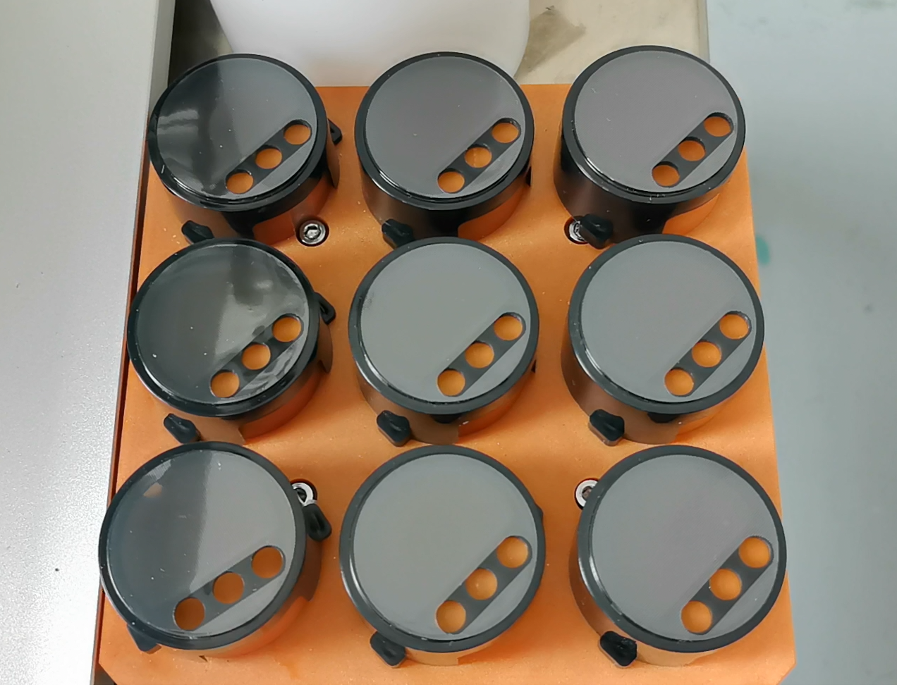 解決三大痛點(diǎn)：塑膠蓋子貼膜機(jī)的技術(shù)突破，效率提升8倍