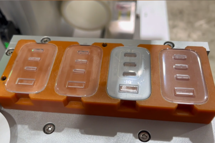 揭秘“無(wú)氣泡”貼膜背后的黑科技-自動(dòng)貼膜機(jī)廠家