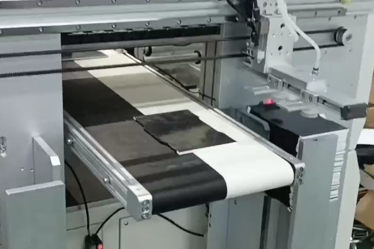 顛覆傳統(tǒng)！雙機(jī)聯(lián)動(dòng)+機(jī)械手自動(dòng)上料，氣凝膠貼膠效率飆升300%！