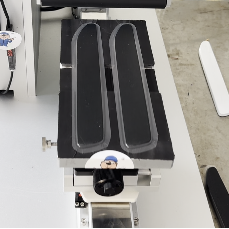 汽配門把手全自動貼膜機(jī)整體外觀，展示設(shè)備主體結(jié)構(gòu)與工作狀態(tài)