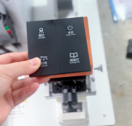 電子廠選顯示屏控制面板貼膜機？德尚精機這款解決我 3 大難題！