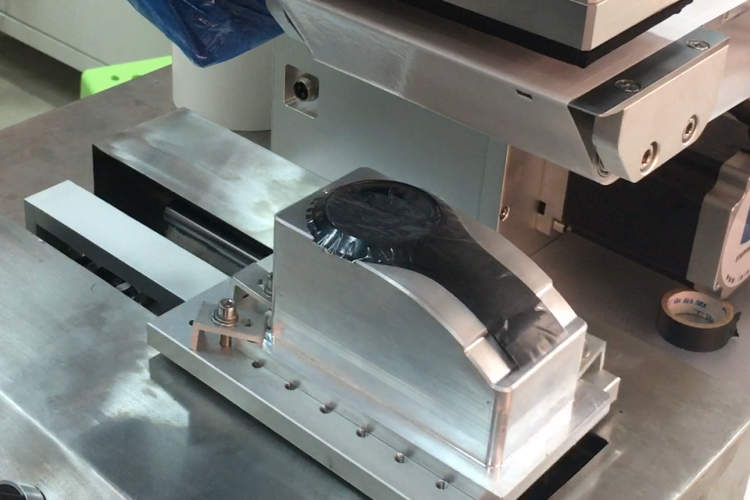 德尚全方位耳機貼膜機整體外觀圖，展示設(shè)備多工位集成設(shè)計與工作場景