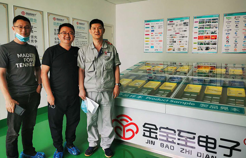 金寶至電子半自動(dòng)貼膜機(jī)安裝現(xiàn)場(chǎng)