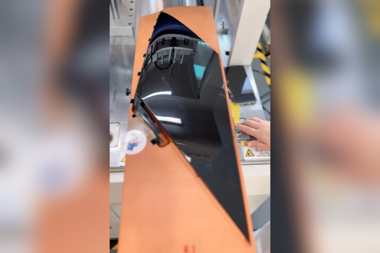 汽配廠降本增效新路徑：汽車D柱貼膜