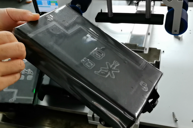 國(guó)內(nèi)知名貼膜機(jī)工廠：周邊輔貼更全面，電池蓋自動(dòng)貼膜機(jī)助力塑膠件生產(chǎn)品質(zhì)升級(jí)